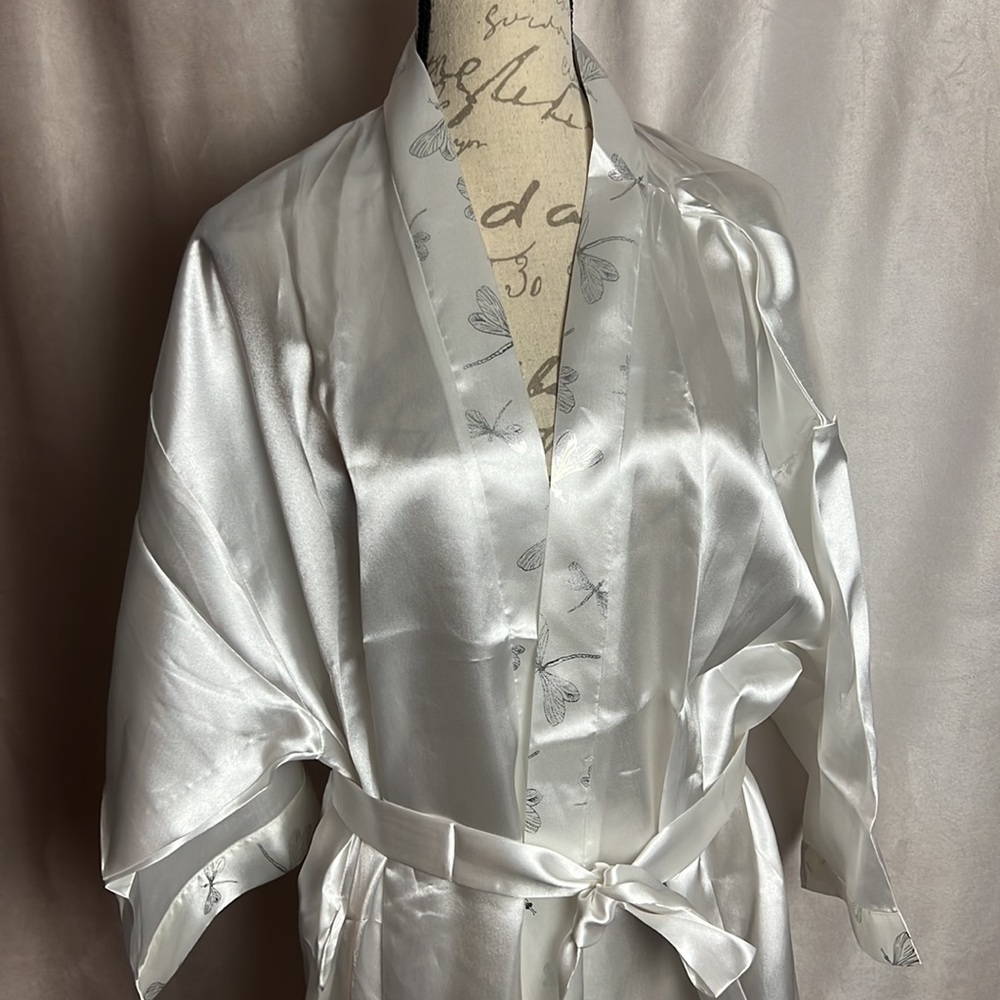 White Silky Kimono with Dragonfly designs brand new - Picture 1 of 4